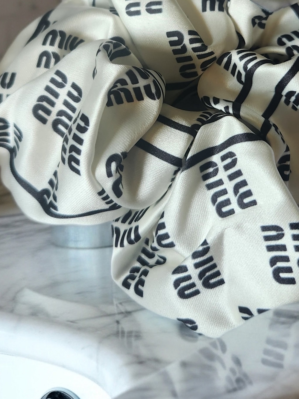 Miu Miu Cream Logo Scrunchie - With 2 Clips - Picture 4 of 5